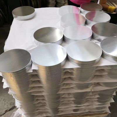 परावर्तक 0.7 मिमी 0.8 मिमी एल्यूमीनियम गोल डिस्क 1050 1060 1100 पॉट कस्टम आकार उच्च सपाटता बर्र मुक्त किनारा खाद्य ग्रेड